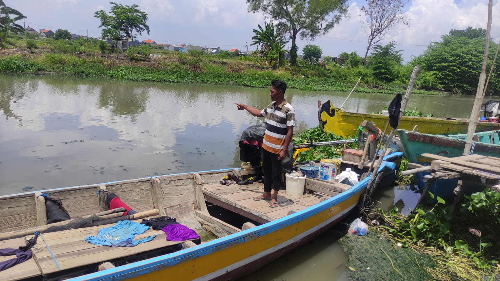 RAWAN : Salah satu warga sedang menginformasikan lokasi buaya tersebut berada. (IST)