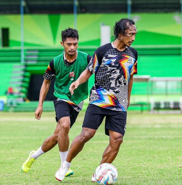 FOKUS: Pemain Deltras Sidoarjo Hariono dan Safitra Udu saat latihan di Stadion Jenggolo. (IST/DELTRAS)  &nbsp;