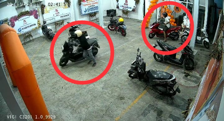 NEKAT : Aksi pencurian sepeda motor terekam CCTV, Kamis (21/11). (IST)