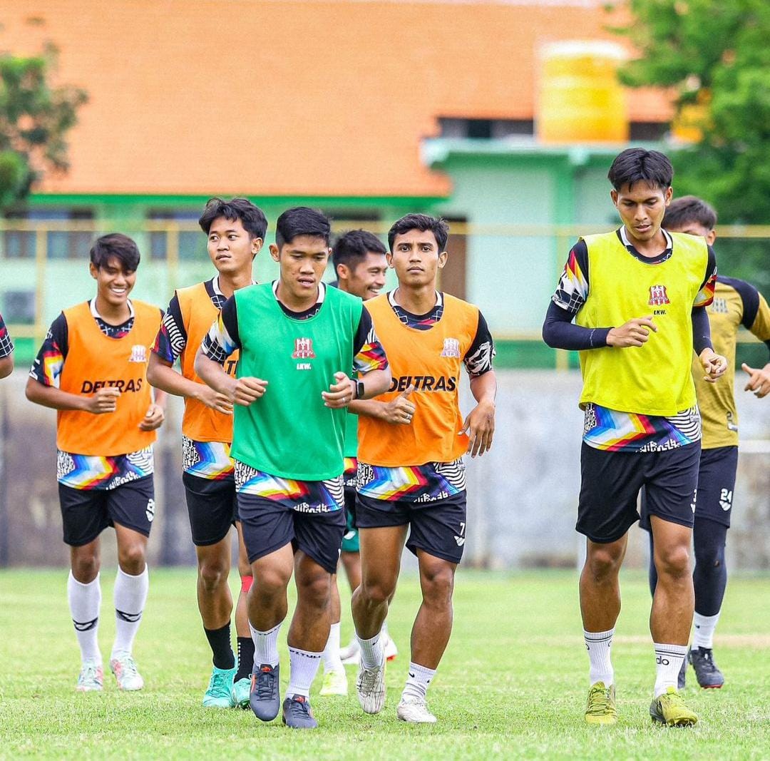 TRANSFER: Para pemain Deltras Sidoarjo saat latihan di Stadion Jenggolo. (IST/IG @deltras.official)