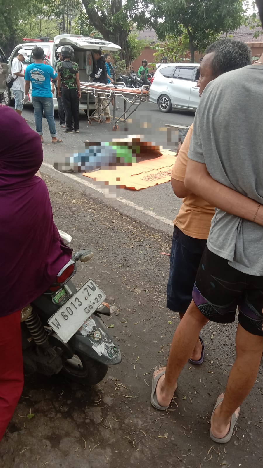 NAHAS : Polisi sedang mengevakuasi jenazah korban di Waru, Sabtu (23/11).