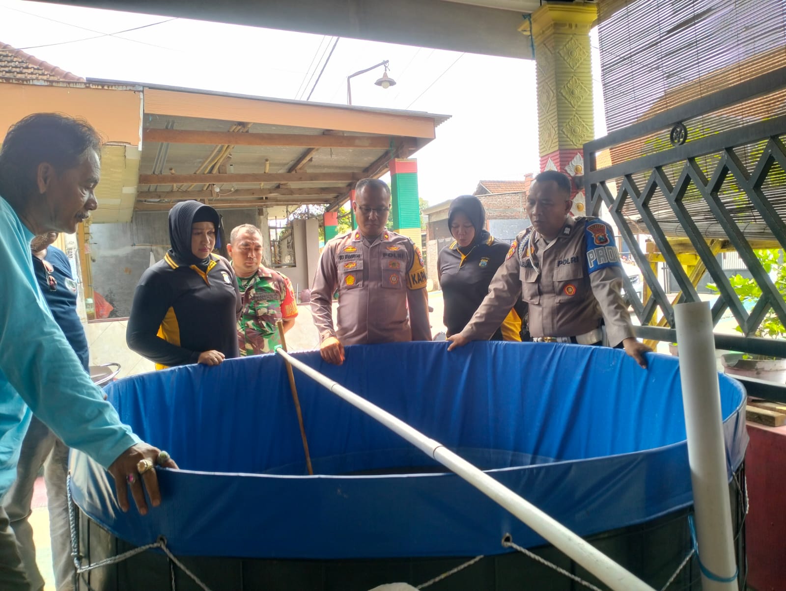 KETAHANAN PANGAN: Kepala Desa Gelam Muchammad Muslich bersama Kapolsek Candi Kompol Eka Anggriana dalam kunjungan ke Desa Gelam. ((ANAS/RADAR SIDOARJO)