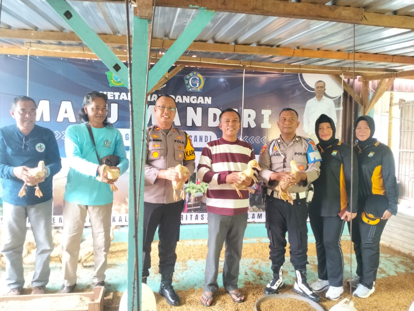 PROGRAM: Kepala Desa Gelam, Muchammad Muslich, mendampingi Kapolsek Candi Kompol Eka Anggriana saat kunjungan ke Desa Gelam. (ANAS/RADAR SIDOARJO)