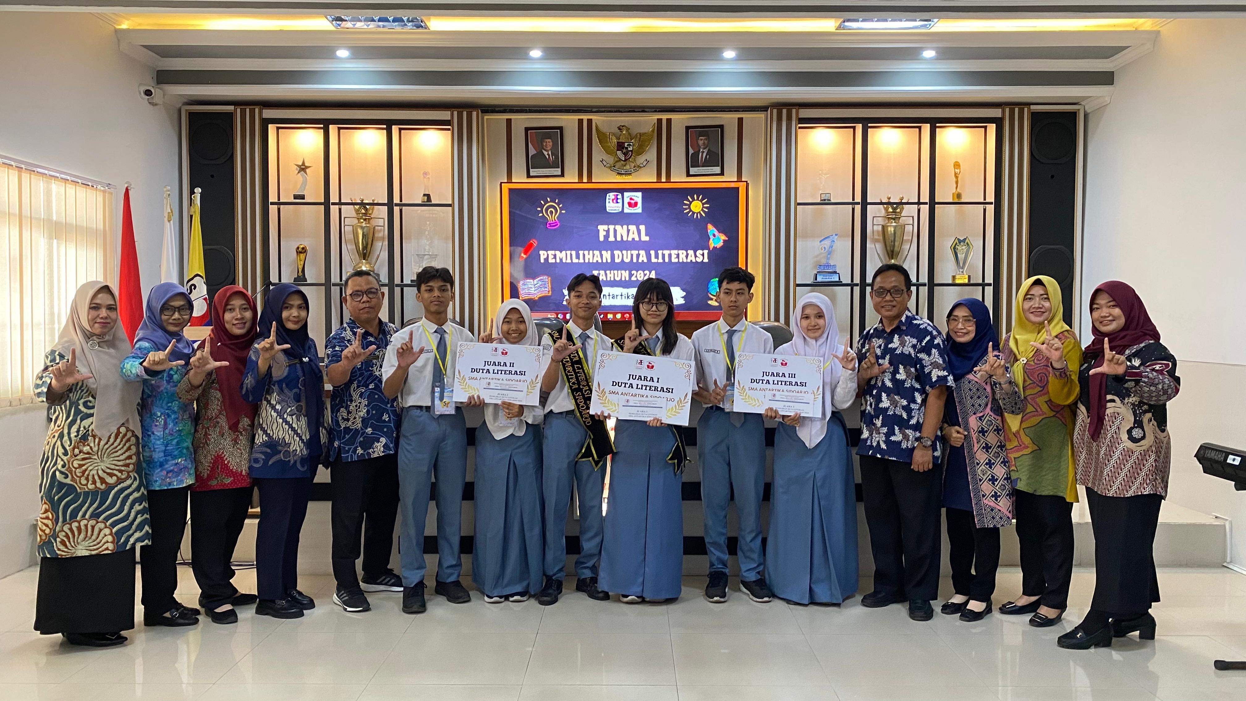 FOTO BERSAMA: Para juara Duta literasi didampingi kepala SMA Antartika Sidoarjo, Mudjaini Ahmad,S.Pd.,M.Pd. dengan panitia dan para juri. (ANAS/RADAR SIDOARJO)