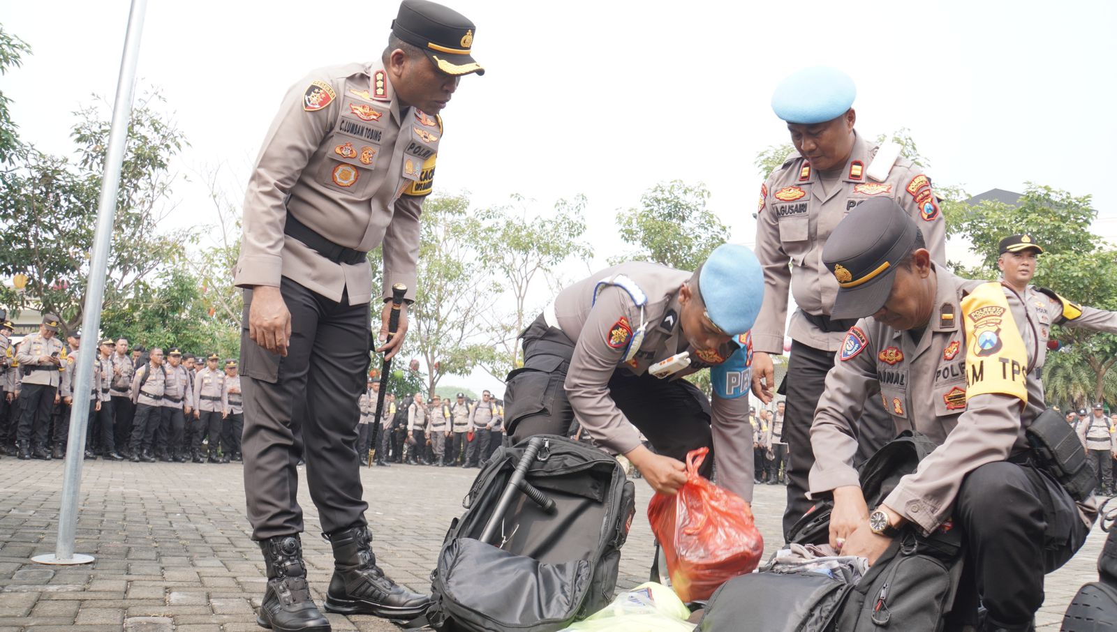 PENGAMANAN: Kapolresta Sidoarjo Kombes Pol Christian Tobing mengecek kesiapan anggota polisi. (DIKY PUTRA SANSIRI/RADAR SIDOARJO)  &nbsp;
