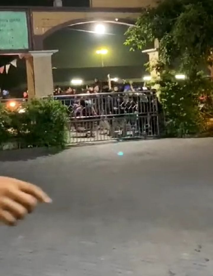 MERESAHKAN: Detik-detik pesilat gaduh di depan masjid, Minggu (24/11). (IST)
