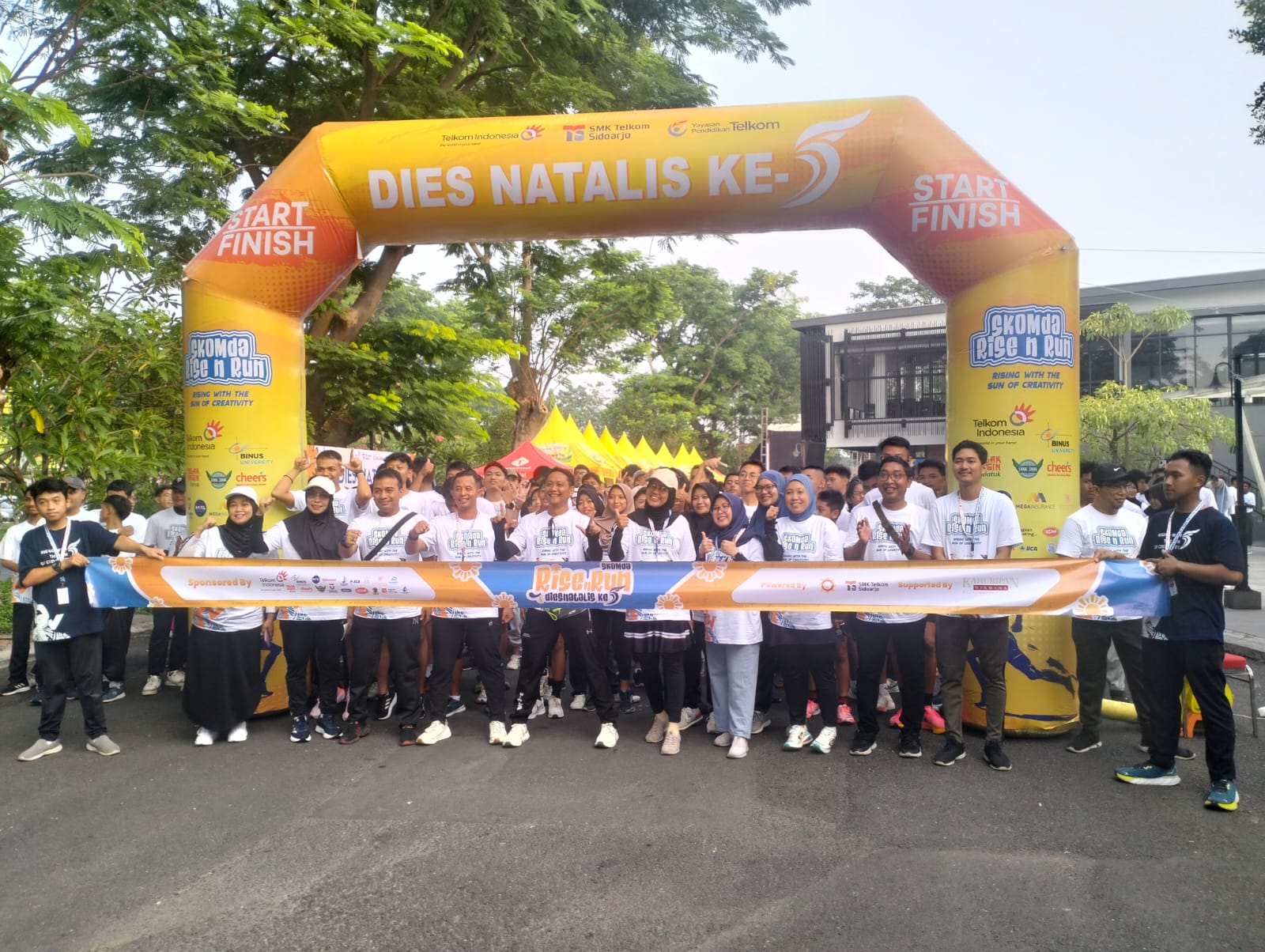 BERSIAP: Kegiatan Fun Run Dies Natalis ke 5 SMK Telkom Sidoarjo. (ANAS/RADAR SIDOARJO)