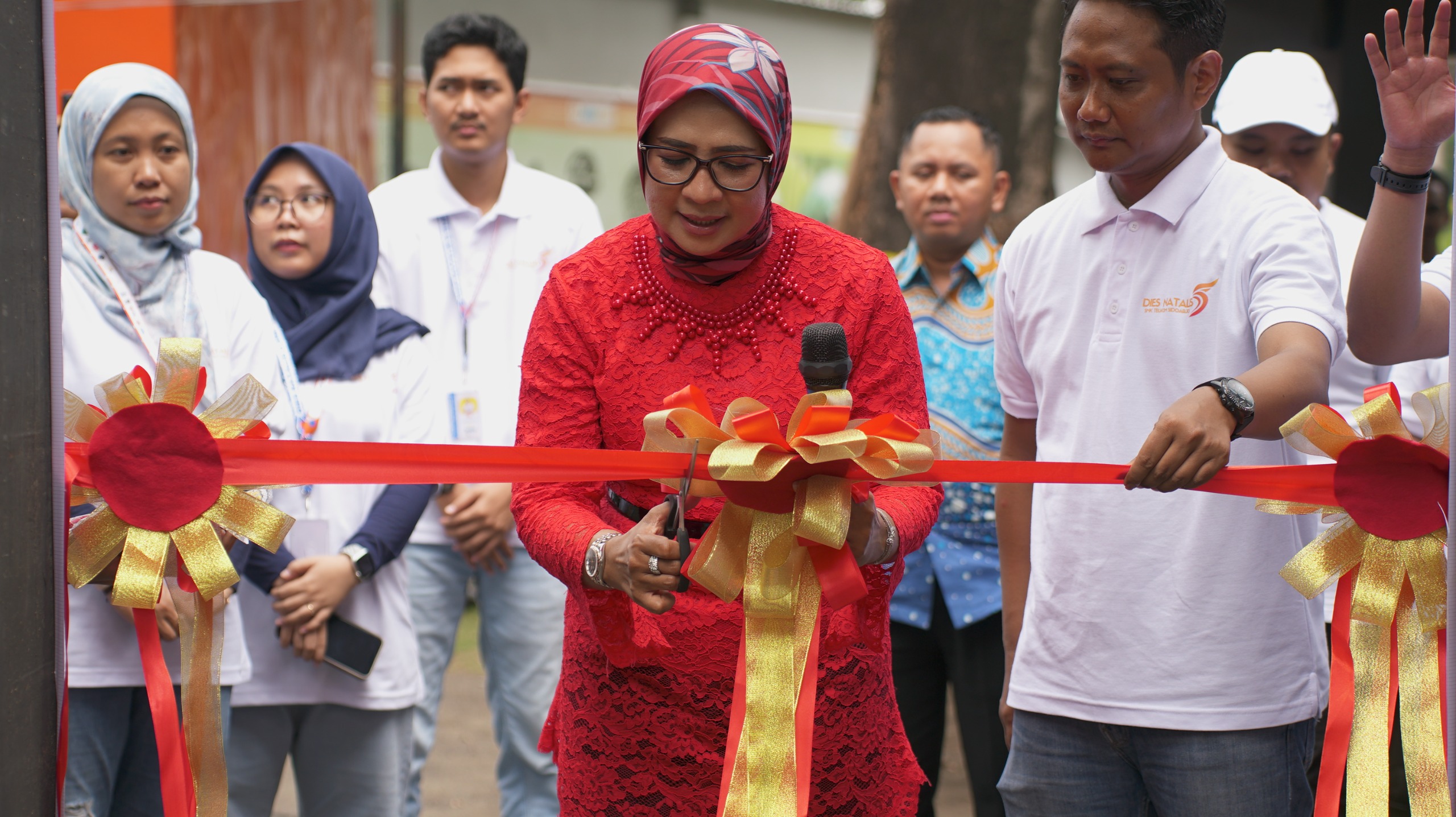 POTONG PITA: Kepala Disnaker Sidoarjo Ainun Amalia didampingi kepala SMK Telkom Sidoarjo Abror saat pembukaan Job Fair dalam rangka Dies Natalis ke-5 SMK Telkom Sidoarjo.