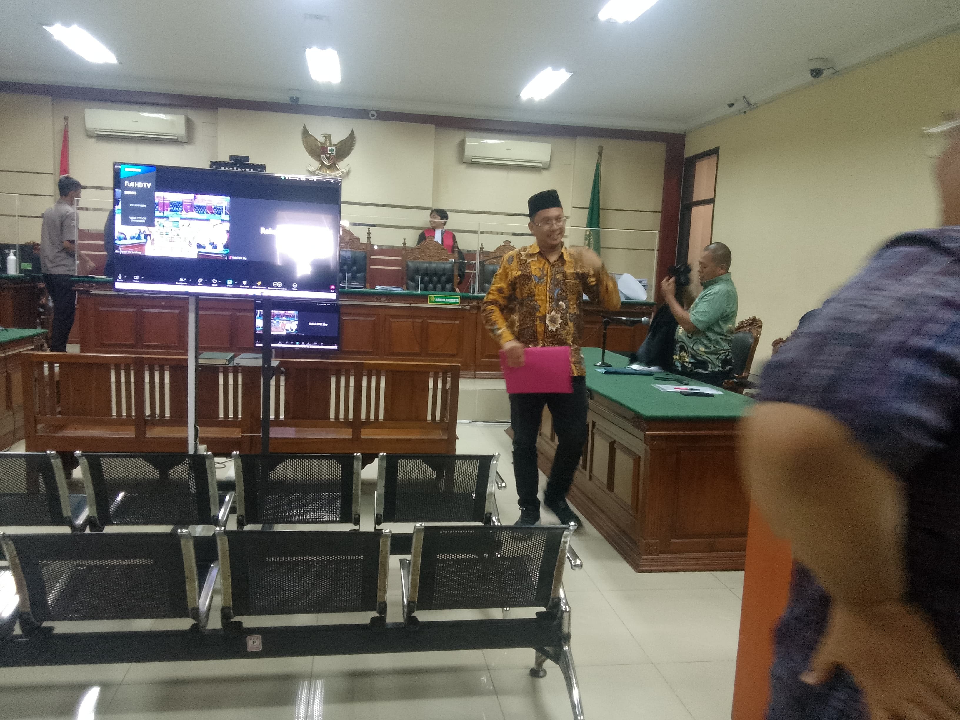 SELESAI: Gus Muhdlor jalani sidang di Tipikor Surabaya, Senin (25/11). (DIKY PUTRA SANSIRI/RADAR SIDOARJO)