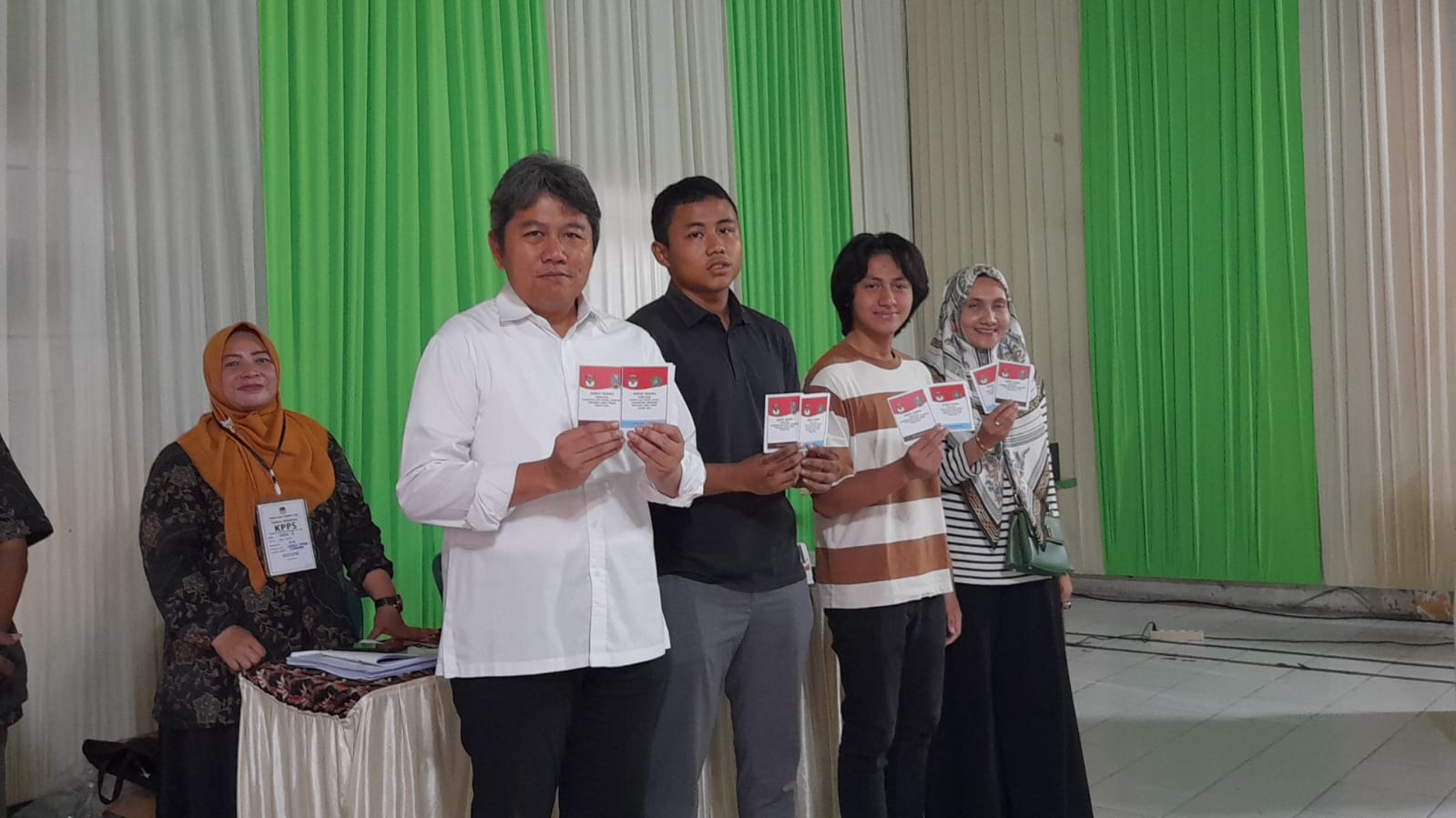 SAH: Calon Bupati Sidoarjo Achmad Amir Aslichin atau Mas Iin datang bersama istri dan anaknya. (M SAIFUL ROHMAN/RADAR SIDOARJO)