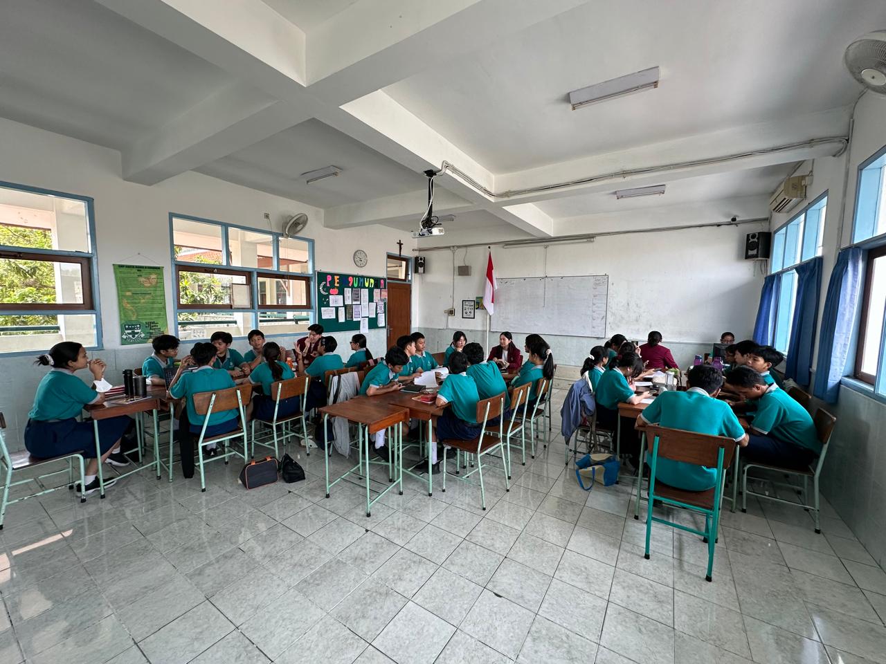 BERMANFAAT: Peningkatan literasi finansial di SMP Katolik Santa Maria II Sidoarjo dengan pendekatan Business Model Canvas (BMC) oleh Universitas Ciputra Surabaya (UC).