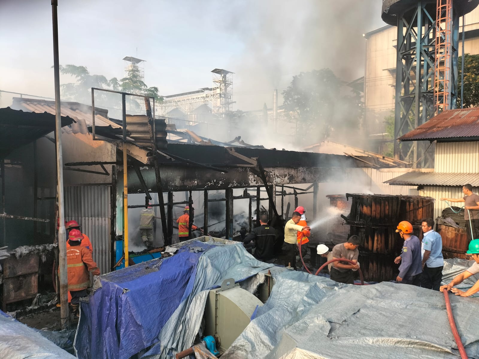 HANGUS: Petugas damkar sedang berupaya memadamkan api, Kamis (28/11). (IST)