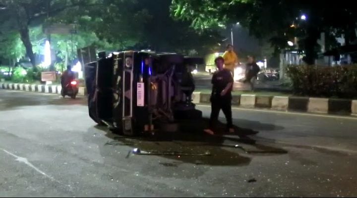 DICURI: Mobil pikap kondisi terguling.