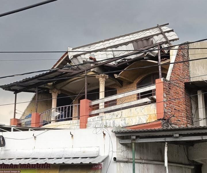 BETERBANGAN: Kondisi rumah warga usai diterjang angin kencang. (IST)
