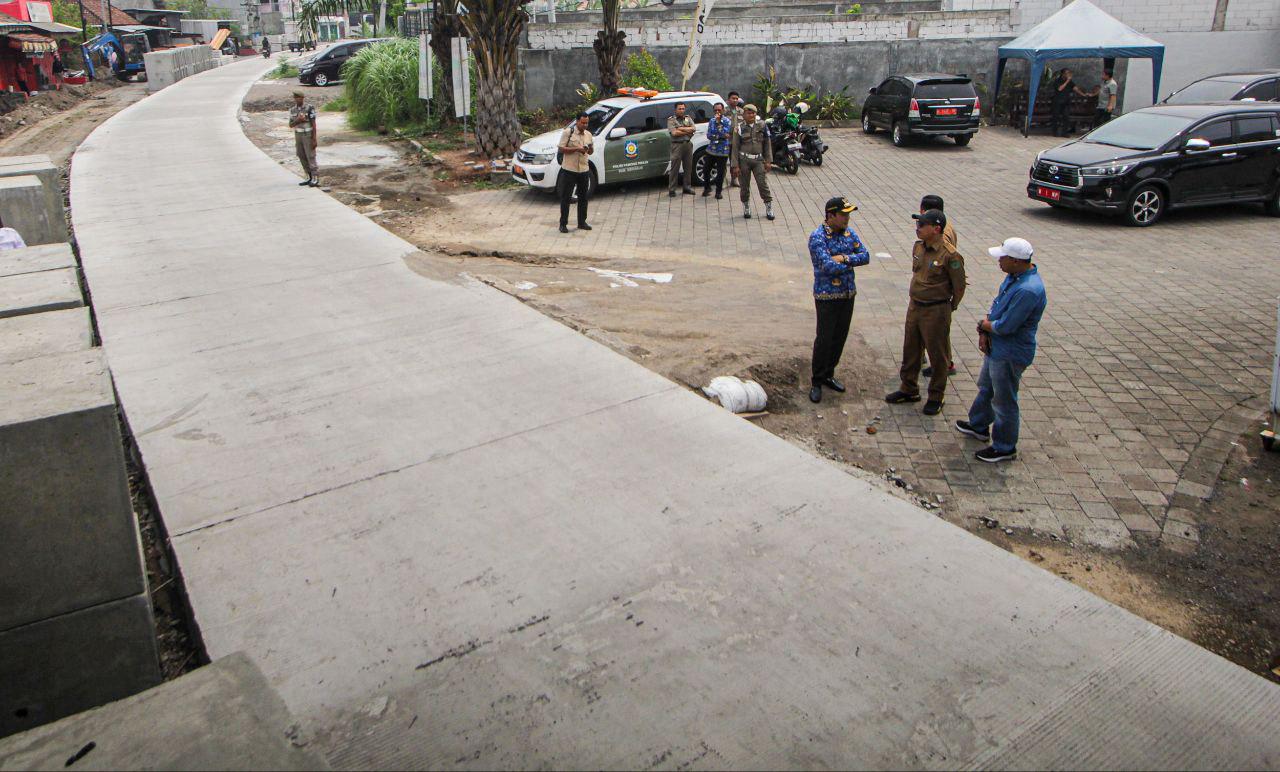 PRIORITAS: Proyek betonisasi oleh Pemkab Sidoarjo dilakukan dengan masif.