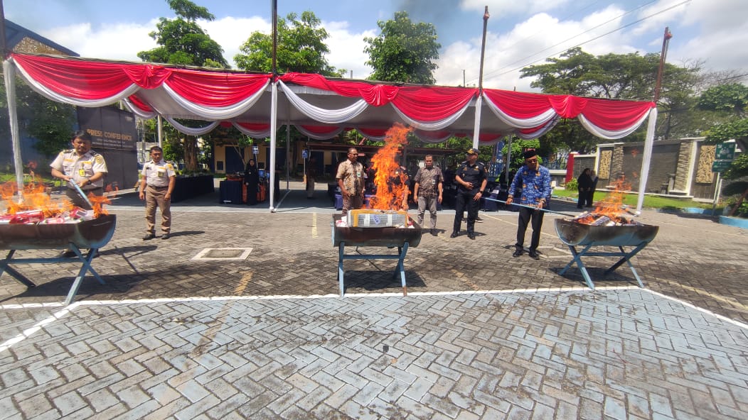 MELANGGAR ATURAN: Barang ilegal dibakar untuk dimusnahkan, Jumat (29/11). (IST)