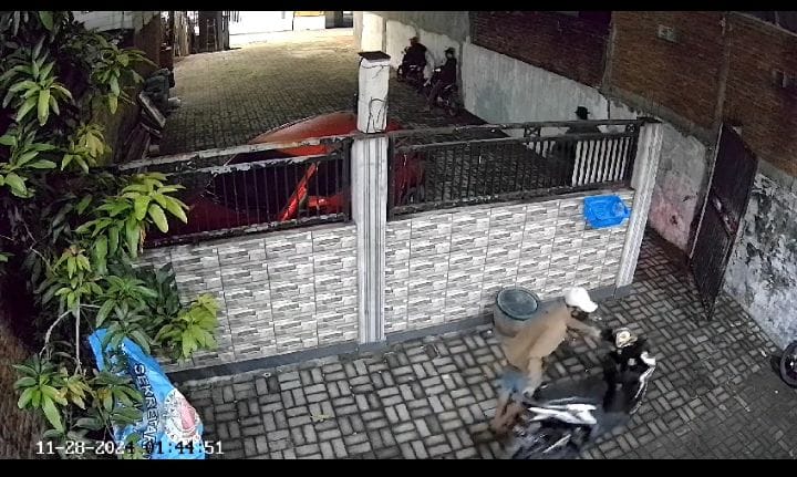 NEKAT : Posisi maling motor saat beraksi, Kamis (28/11). (IST)
