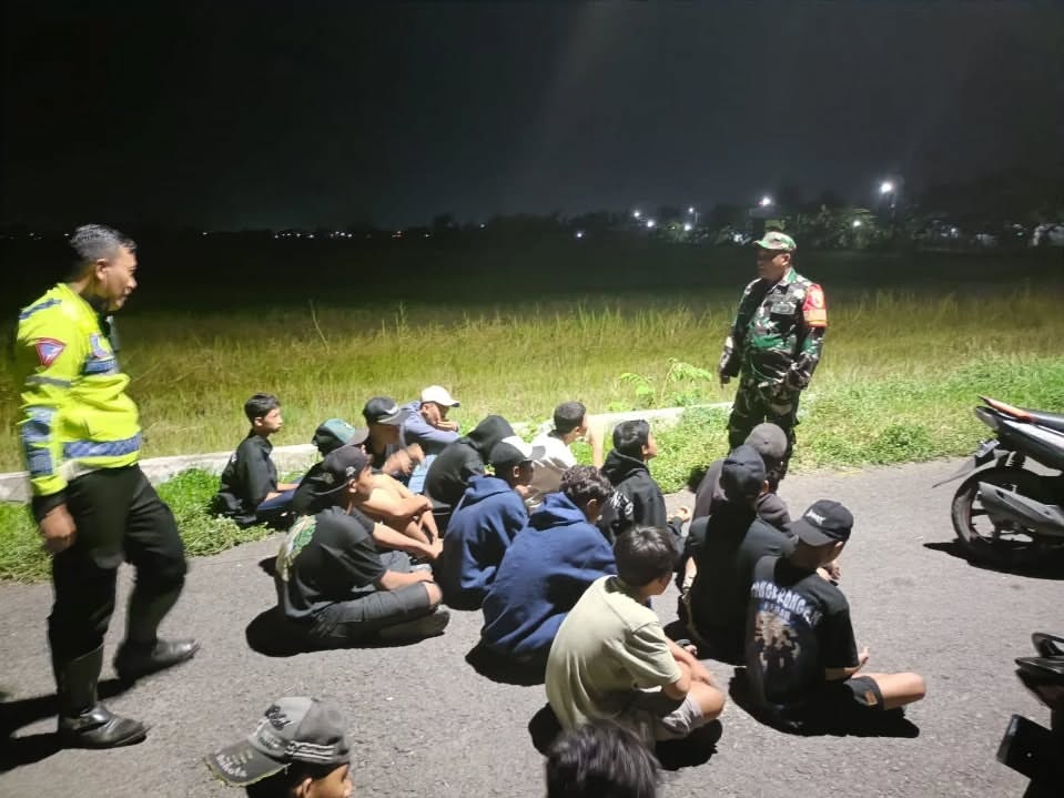 MABUK: Petugas gabungan sedang mengedukasi para pemuda, Sabtu (30/11) malam. (IST)