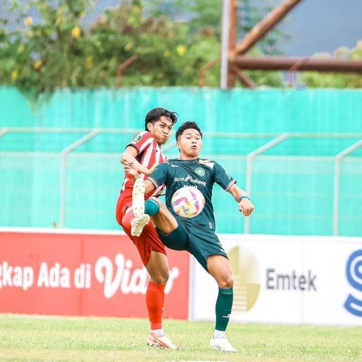 NGEYEL: Pemain Deltras Sidoarjo, Wisal El Burji (kiri) saat duel dengan pemain Persipal Palu. (IST/DELTRAS)