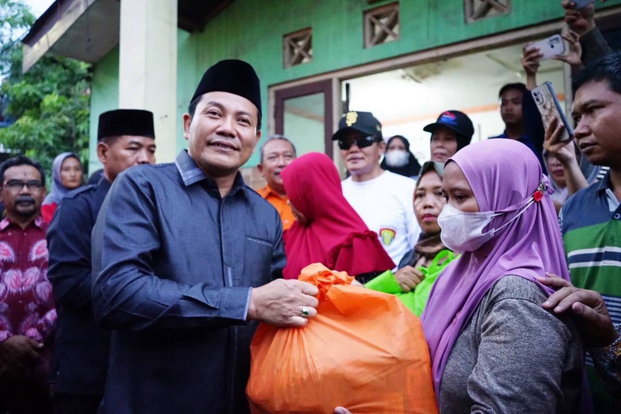 GERAK CEPAT: Plt Bupati Sidoarjo Subandi memberikan bantuan kepada warga terdampak puting beliung di Ngingas, Waru. (IST)