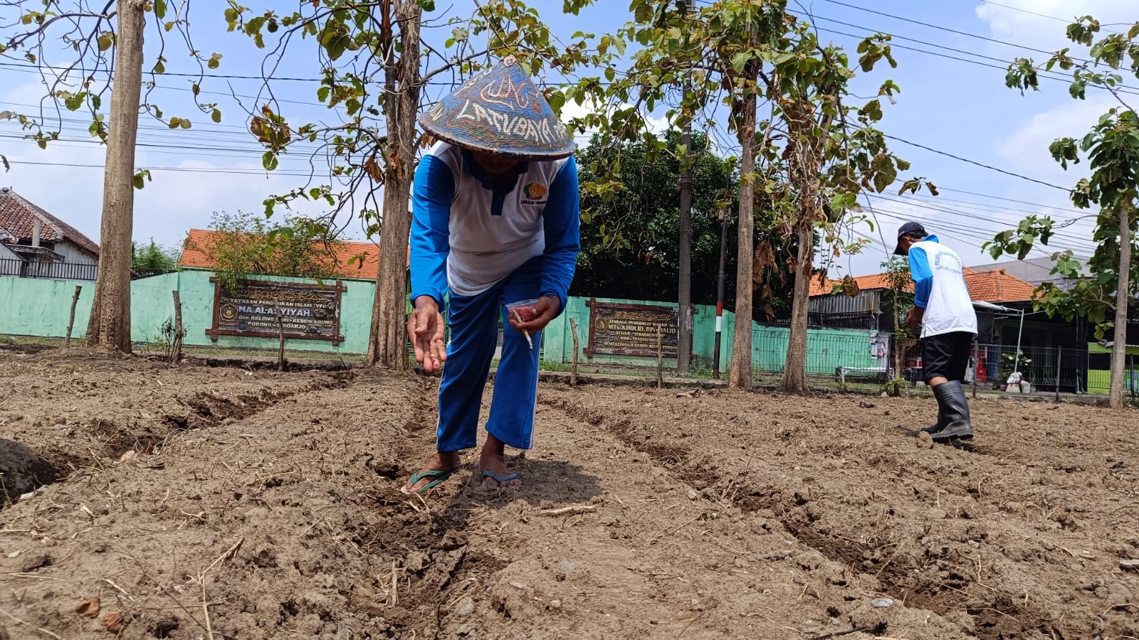 PRODUKTIF: Narapidana Lapas Porong sedang menanam jagung. (IST)