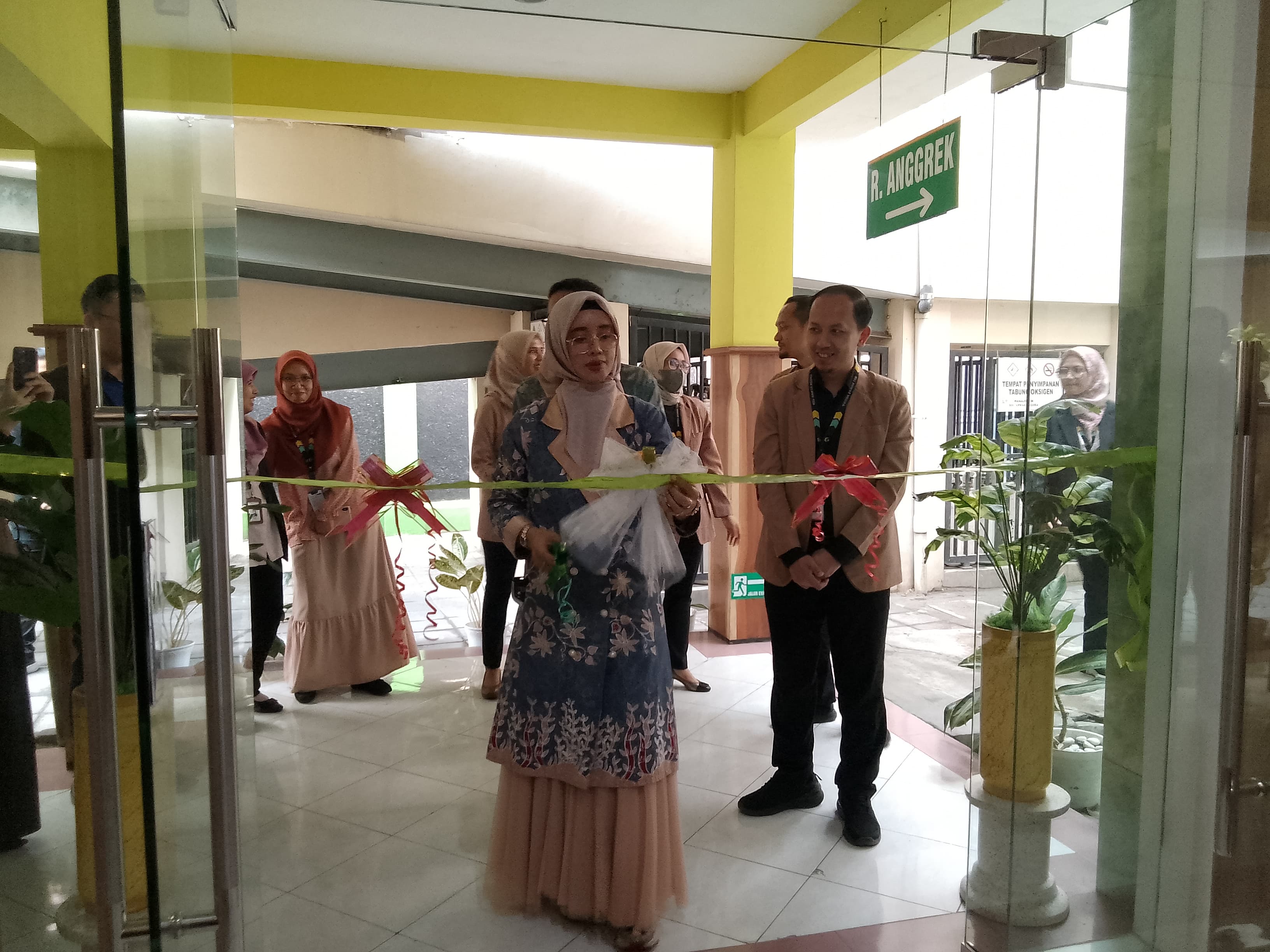 RUANG BARU: Komisaris Utama PT RS Anwar Medika dr Farida Anwari didampingi Direktur RSU Anwar Medika dr Achmad Yudi Arifiyanto memotong pita, Senin (2/12). (DIKY PUTRA SANSIRI/RADAR SIDOARJO)