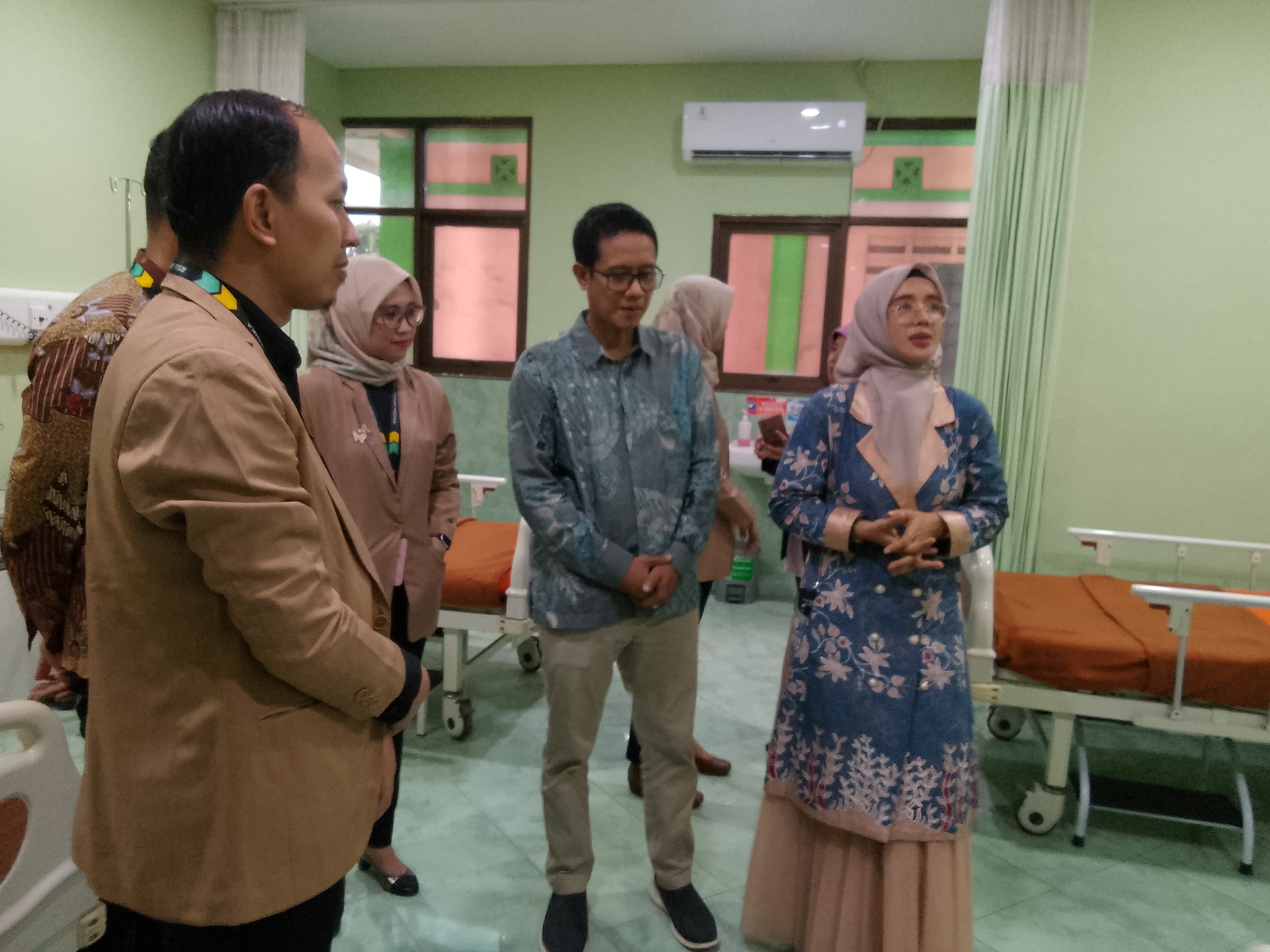 MODERN: Komisaris Utama PT RS Anwar Medika dr Farida Anwari didampingi Direktur RSU Anwar Medika dr Achmad Yudi Arifiyanto melihat ruang rawat inap baru.  &nbsp;