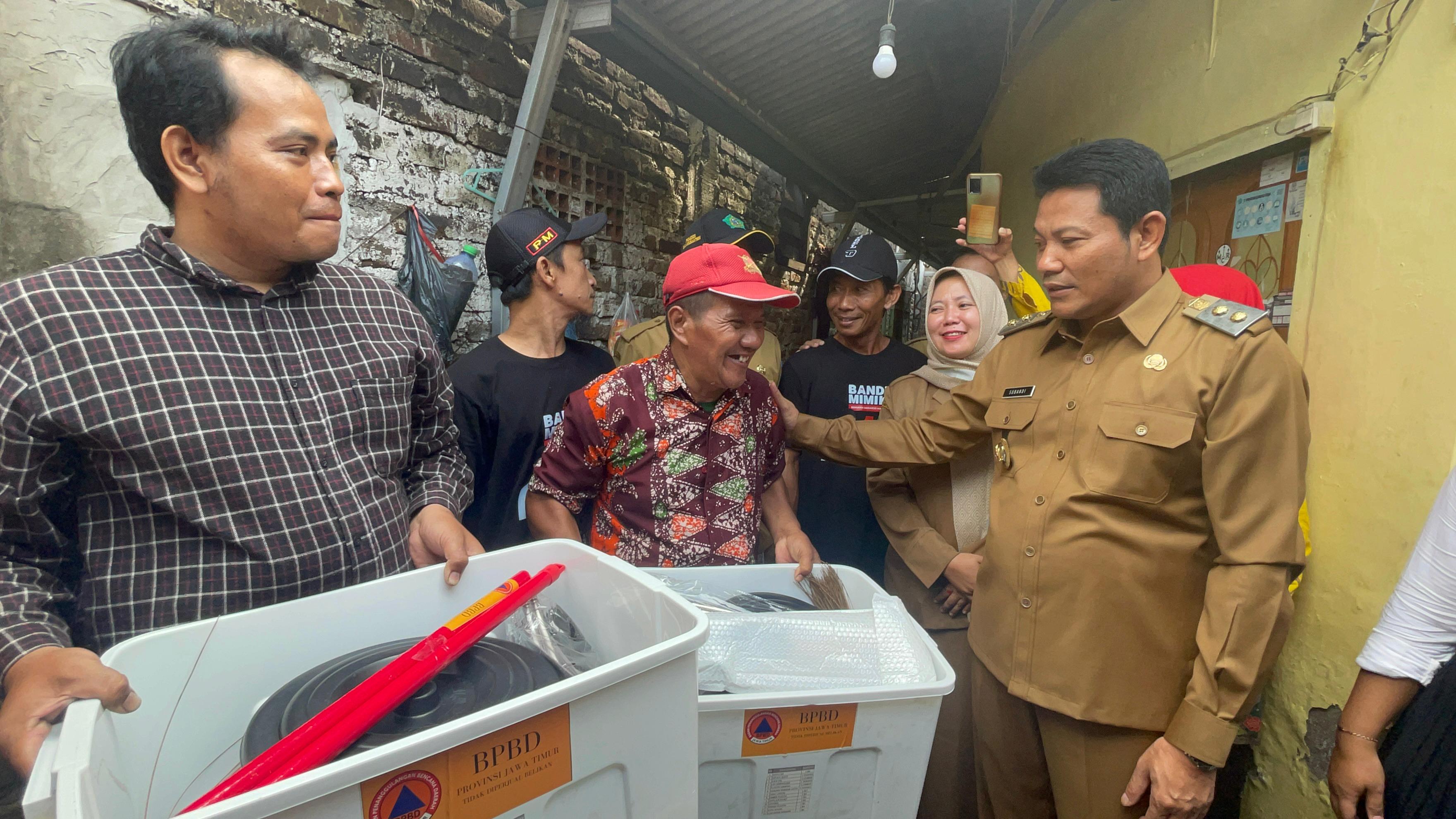PERHATIAN: Plt Bupati Sidoarjo Subandi memberikan bantuan korban kebakaran di Buduran. (IST)