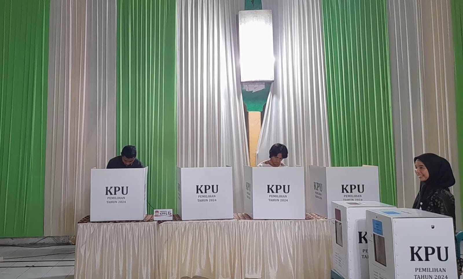 DATANG KE TPS: Masyarakat saat melakukan pencoblosan di Pilkada 2024. (M SAIFUL ROHMAN/RADAR SIDOARJO)