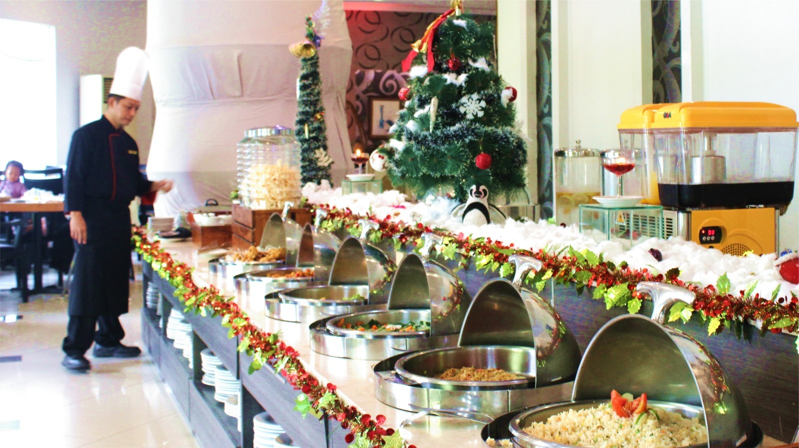 LEZAT: Aneka sajian buffet yang akan dipersiapkan The Sun Hotel Sidoarjo untuk merayakan Natal bersama dengan keluarga maupun kolega. (IST)