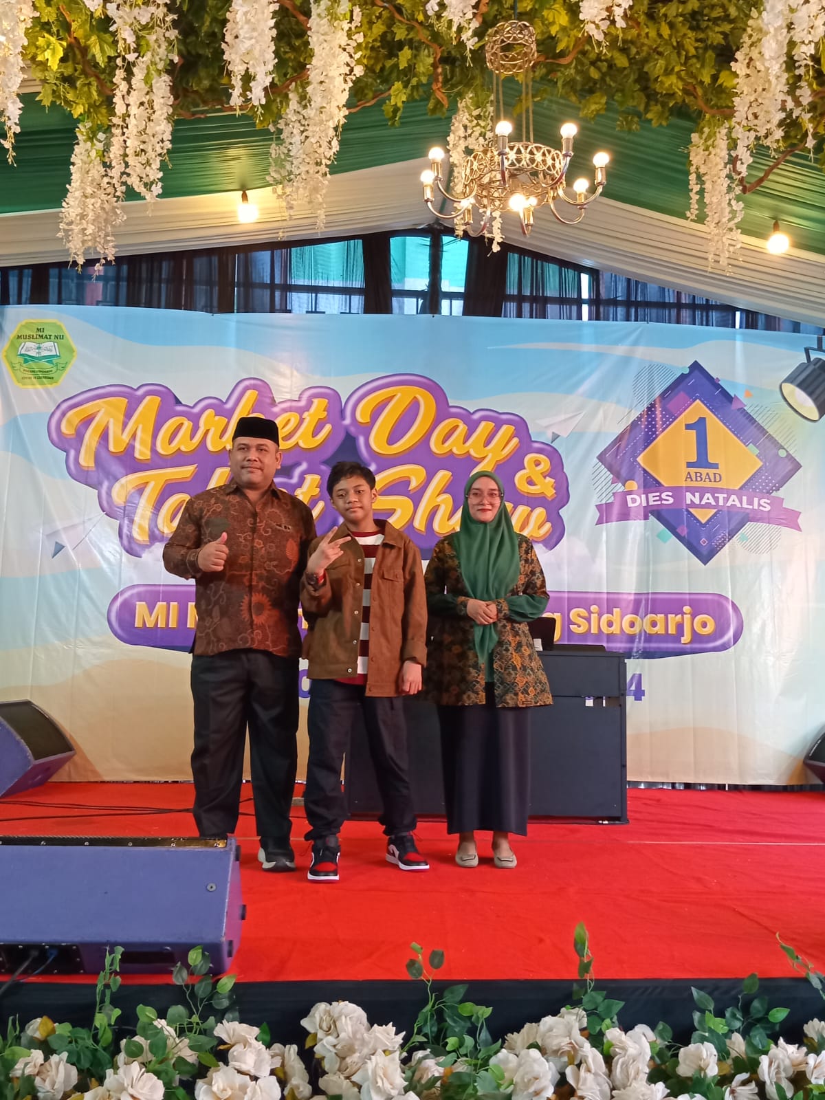 PRESTASI: Kepala MI Muslimat NU Pucang Dr. M. Hamim Thohari, S.Pd., MM, Fathulloh Ahmad Al Halim dan Ma