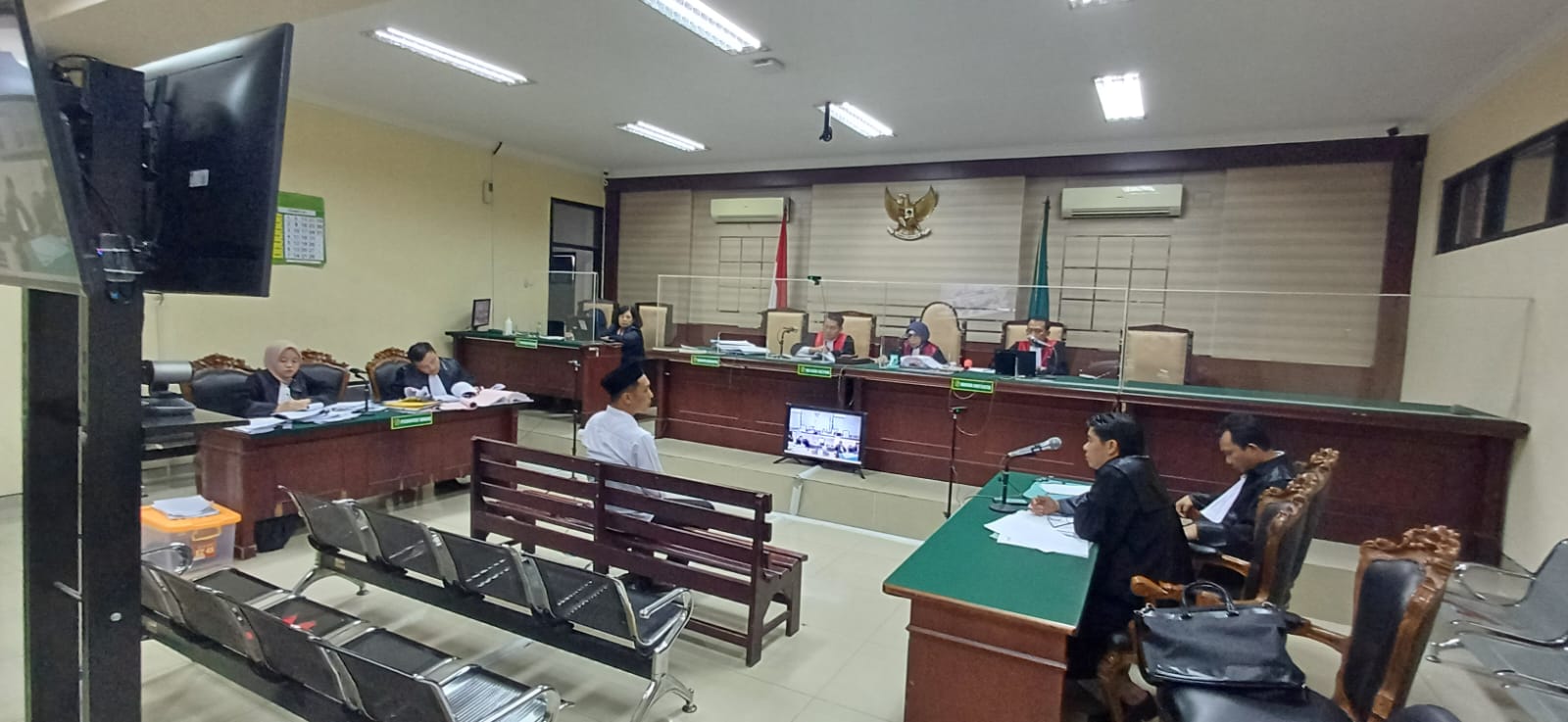 PEMERIKSAAN: Terdakwa Mahuda Setiawan hadiri sidang di Pengadilan Tipikor. (DIKY PUTRA SANSIRI/RADAR SIDOARJO)