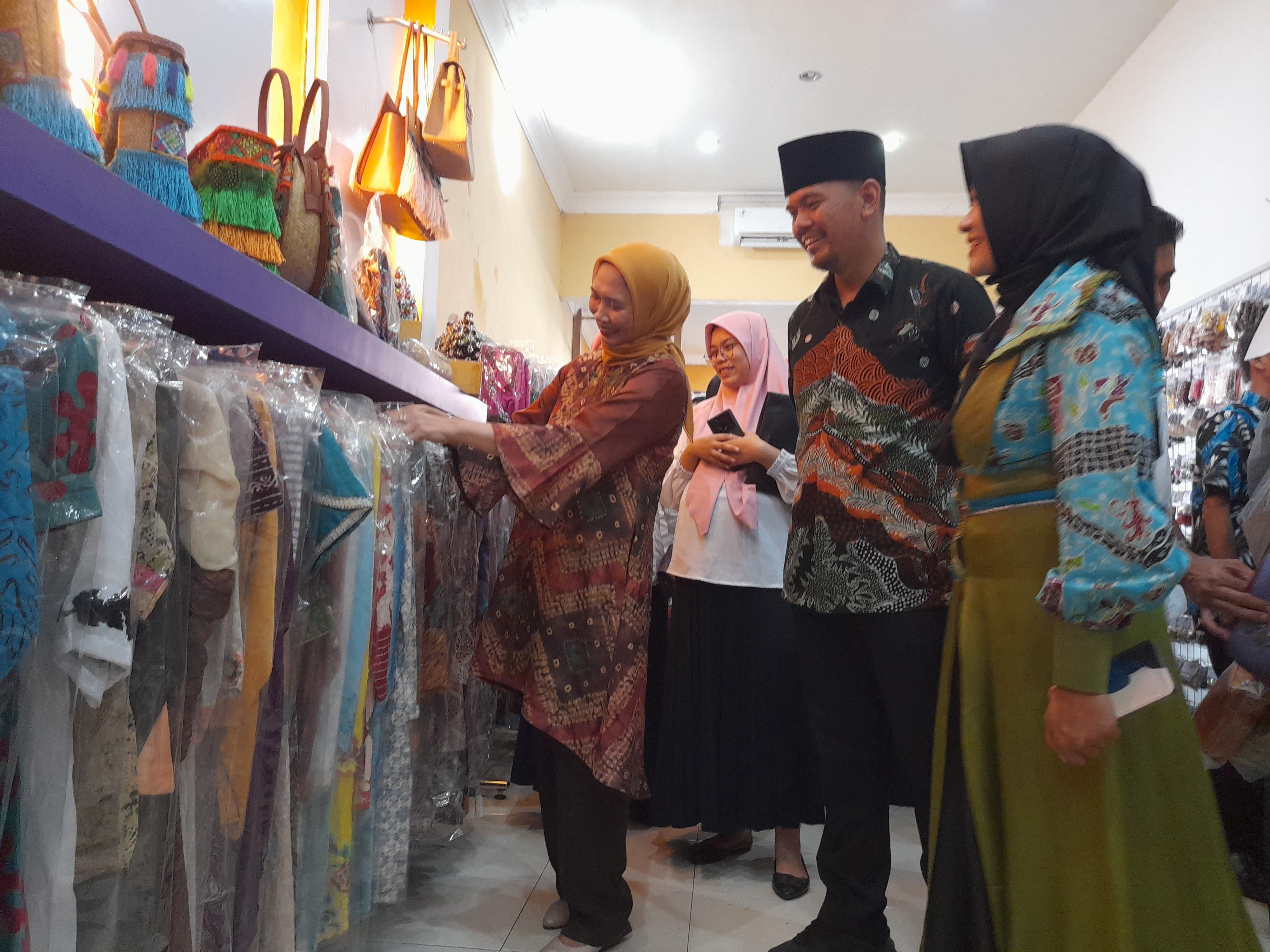 PERHATIAN: Pj Kepala Desa Bluru Kidul, Dharma Putro Prakoso saat meilhat batik seusai kegiatan peluncuran. (M SAIFUL ROHMAN/RADAR SIDOARJO)