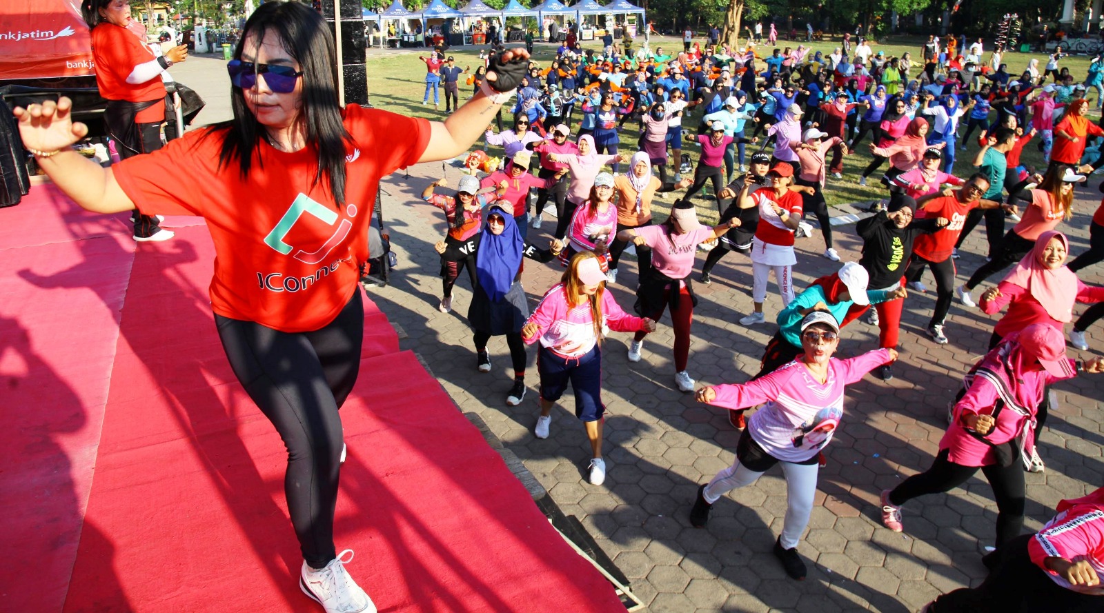 DIJADWALKAN LAGI: Senam aerobik yang berlangsung saat festival UMKM beberapa bulan lalu. (SURYANTO/RADAR SIDOARJO)