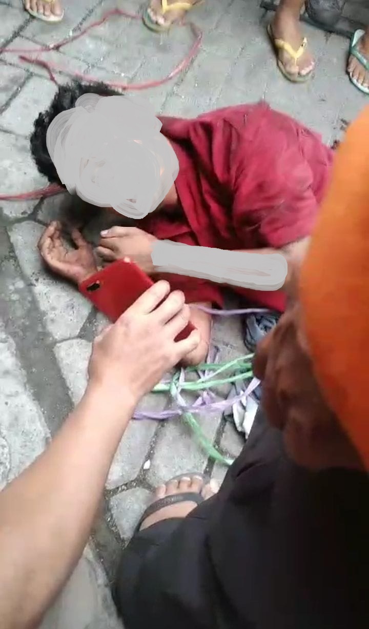 KAPOK: MH (berkaos merah) saat ditangkap warga di Kepuh Kiriman, Waru, Kamis (5/12). (IST)