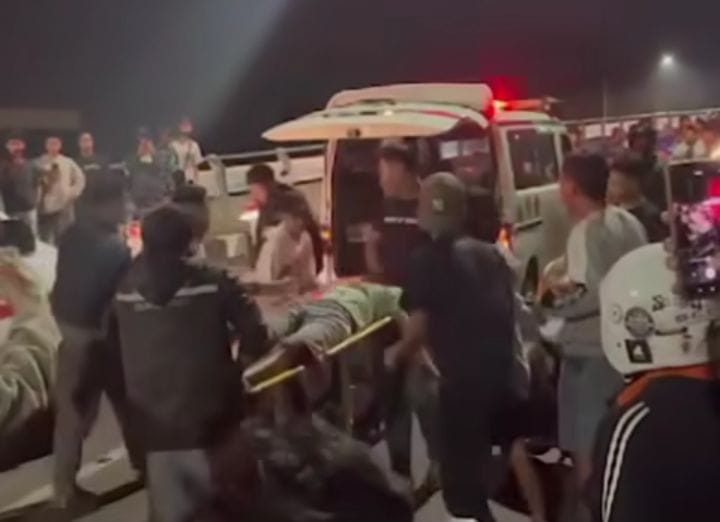 TERLUKA : Korban usai tabrakan di TKP Flyover Krian, Rabu (4/12). (IST)