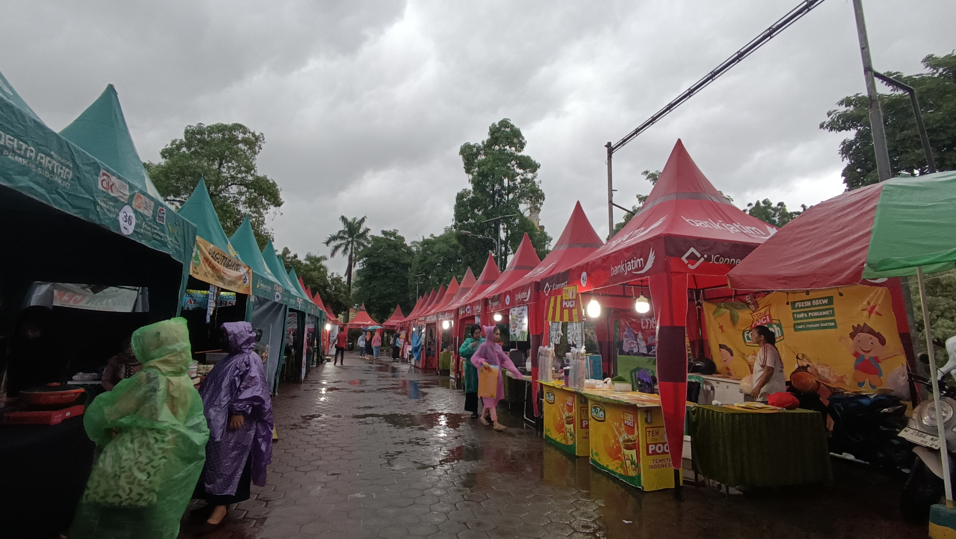 ANTUSIAS: Sejumlah pengunjung stan Festival UMKM di Alun-alun Sidoarjo yang dibuka mulai Jumat (6/12) sore. (ANDY SATRIA/RADAR SIDOARJO)