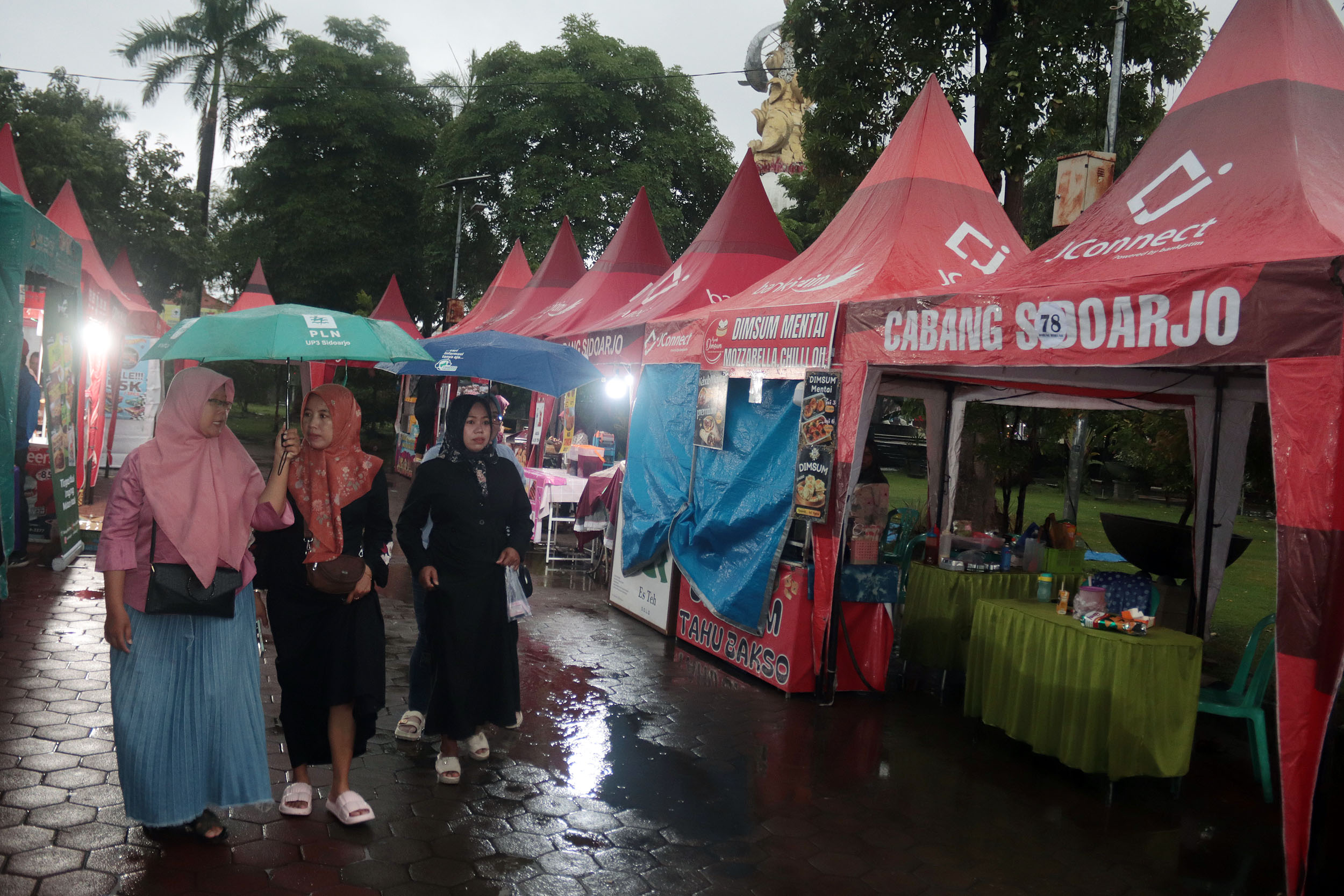 BANYAK MAKANAN: Antusias pengunjung stan Festival UMKM Sidoarjo. (ANDY SATRIA/RADAR SIDOARJO)