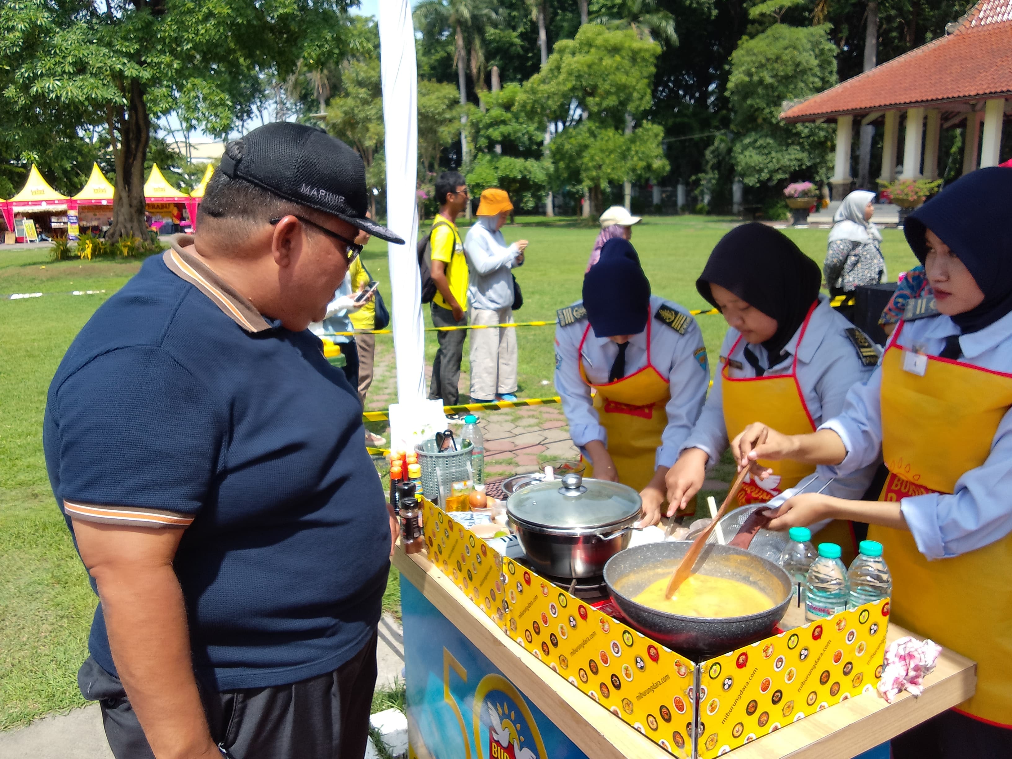 APRESIASI: Kepala Dinas Koperasi dan Usaha Mikro Sidoarjo Mohamad Edi Kurniadi melihat lomba memasak di Alun-alun Sidoarjo. (DIKY PUTRA SANSIRI/RADAR SIDOARJO)