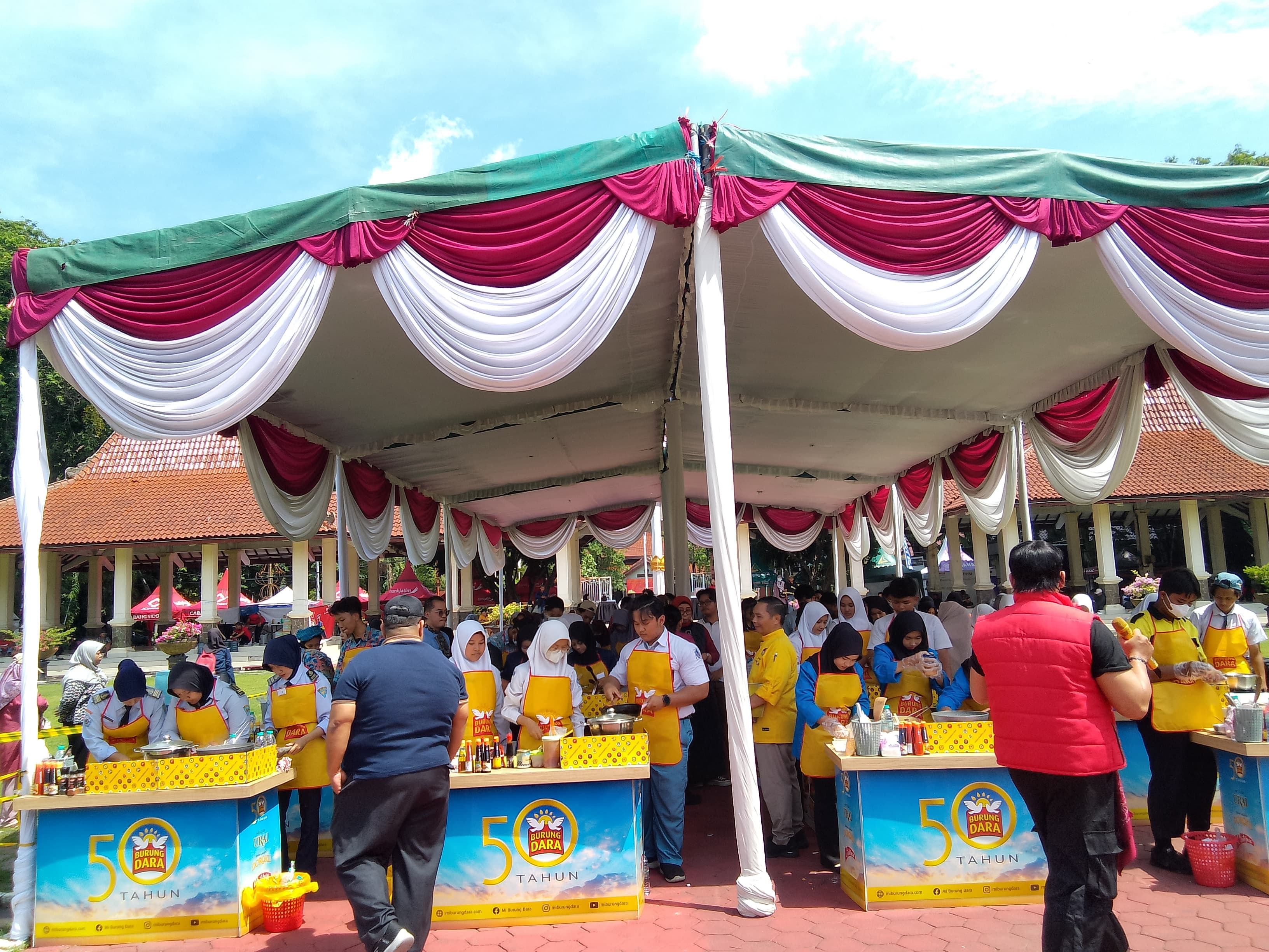 RAMAI: Pelaksanaan lomba memasak tingkat SMA/SMK di Alun-alun Sidoarjo berlangsung semarak.