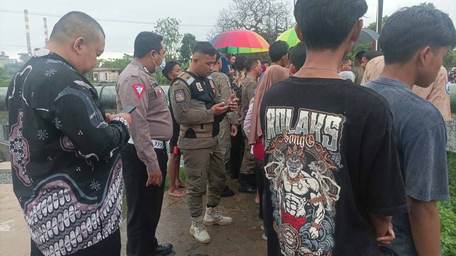 PENCARIAN : Pelajar tenggelam di Sungai Kanak Mangetan, Tarik, Jumat (6/12).