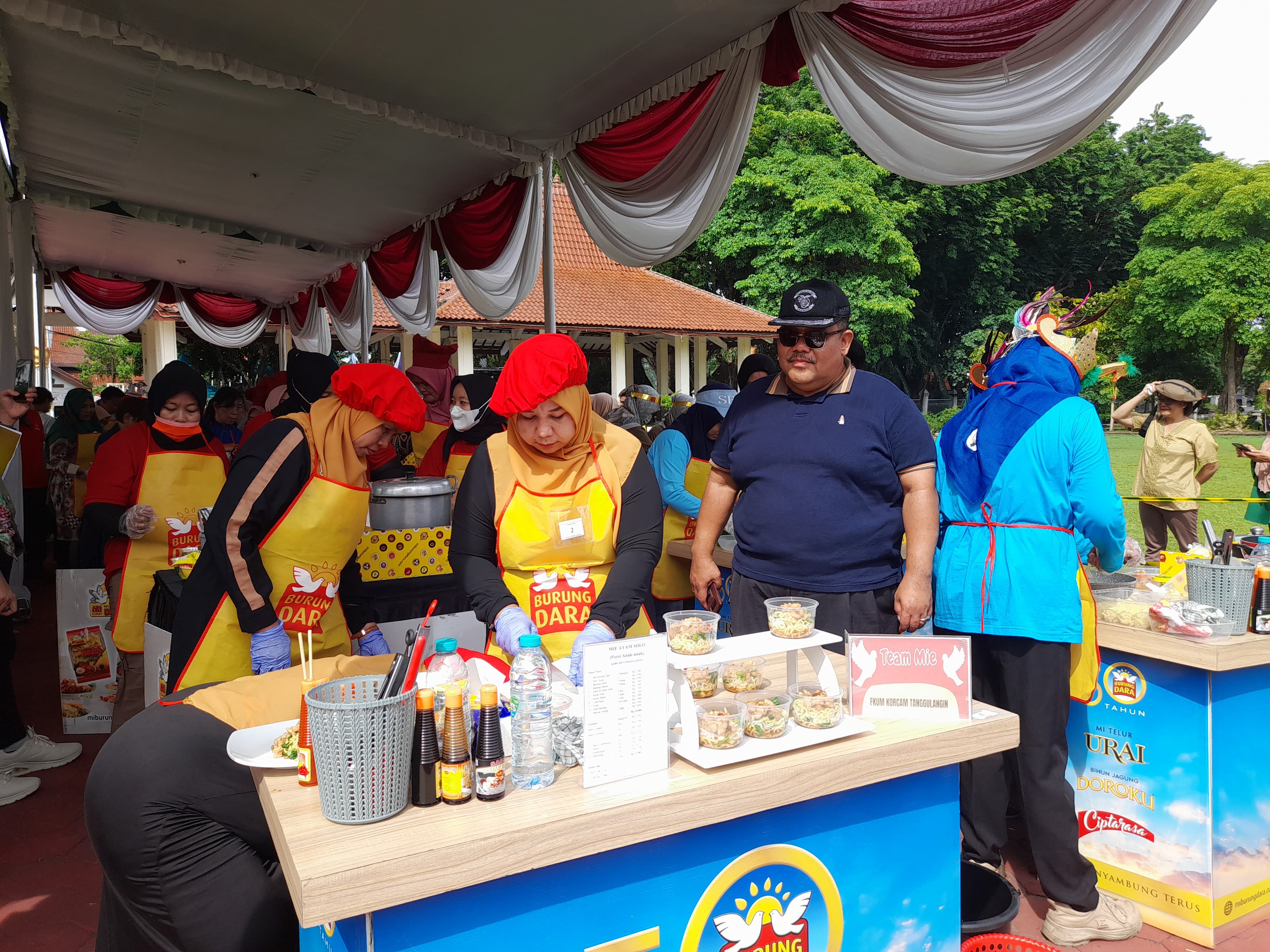 LEZAT: Kepala Dinas Koperasi dan Usaha Mikro Sidoarjo, Mohamad Edi Kurniadi saat meninjau peserta memasak. (M SAIFUL ROHMAN/RADAR SIDOARJO)