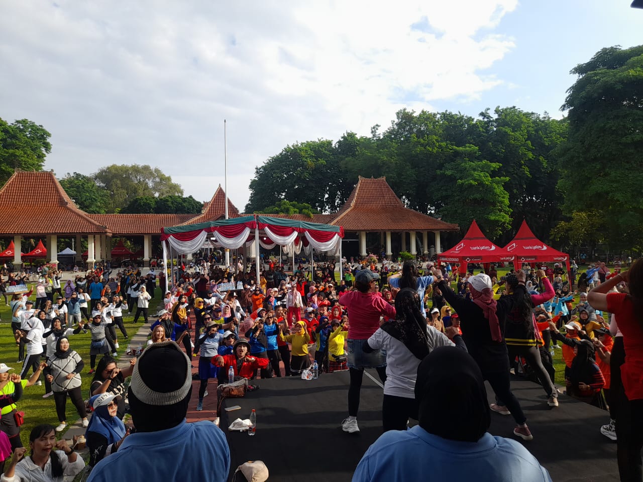 ANTUSIA: Ribuan warga Meriahkan Festival UMKM Sidoarjo dengan senam bersama. (M SAIFUL ROHMAN/RADAR SIDOARJO)