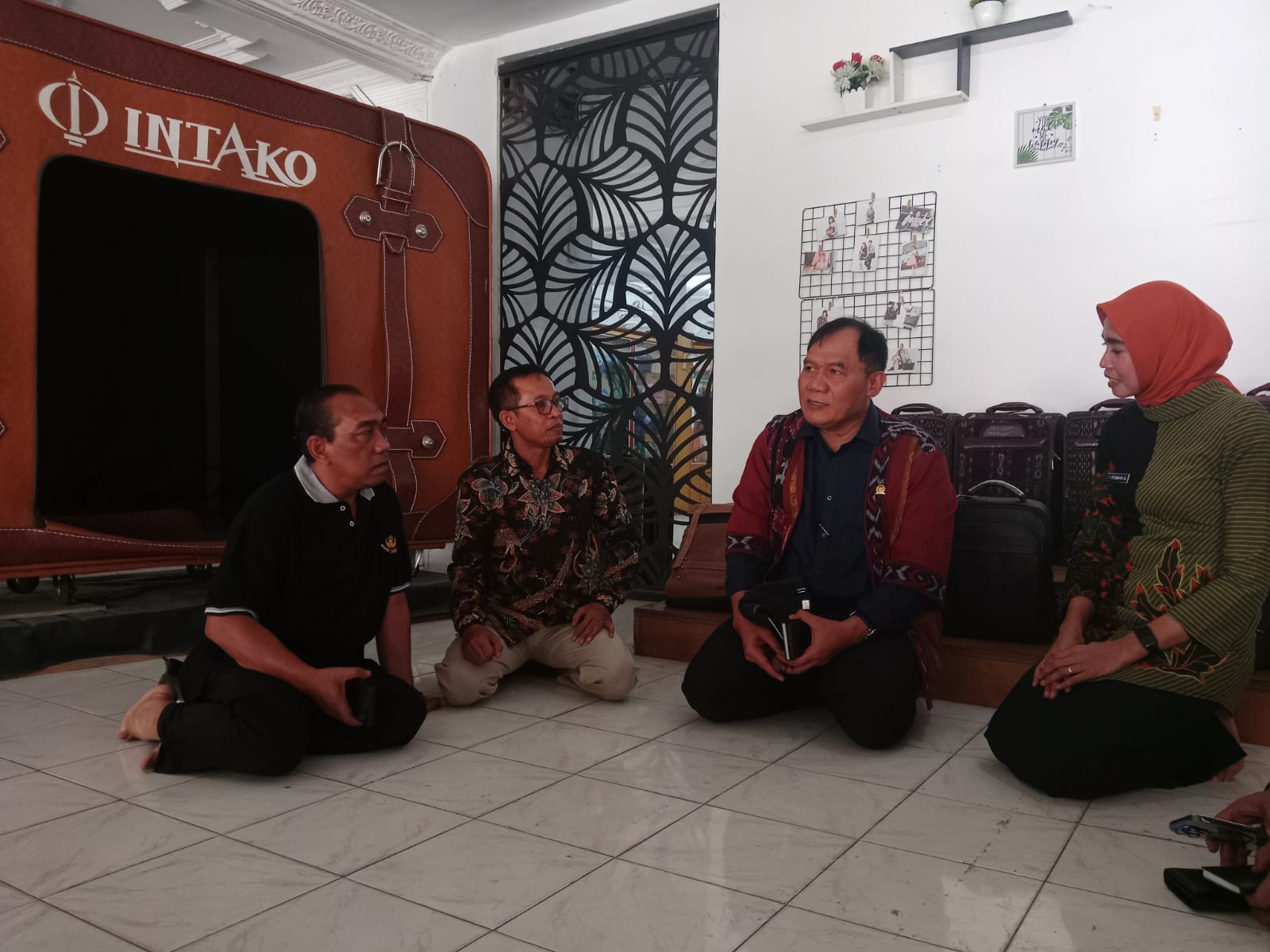 SERAP ASPIRASI: H Ir Bambang Haryo Soekartono saat berdialog dengan pihak Koperasi Intako dan Dinas Koperasi dan Usaha Mikro Sidoarjo saat berkunjung di Intako, Tanggulangin.