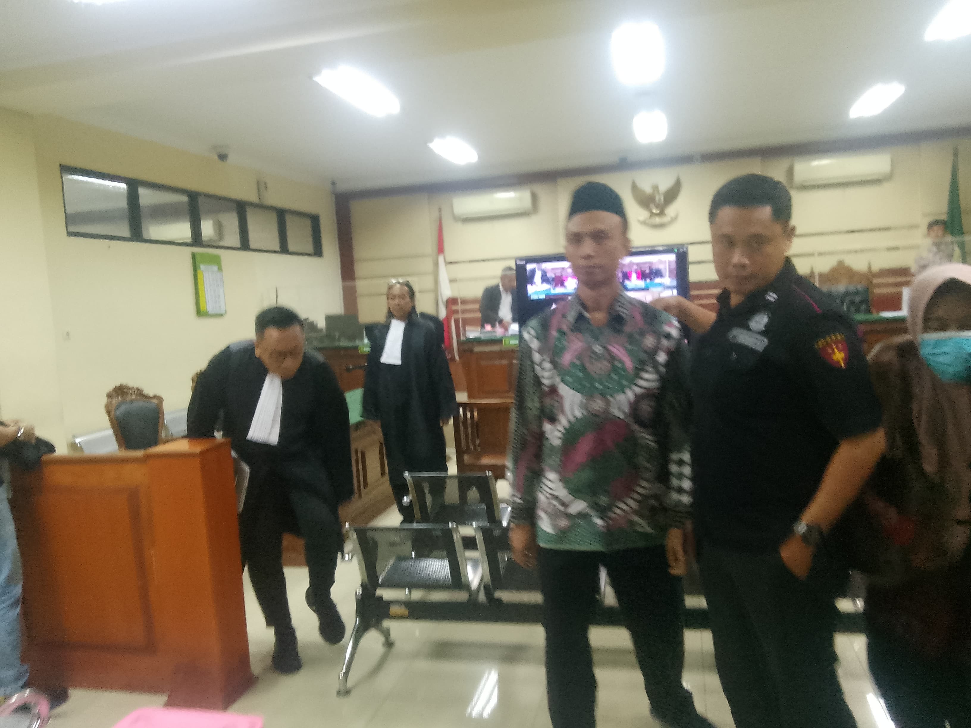 VONIS : Terdakwa Muhammad Anas saat menjalani persidangan. (DIKY PUTRA SANSIRI/RADAR SIDOARJO)