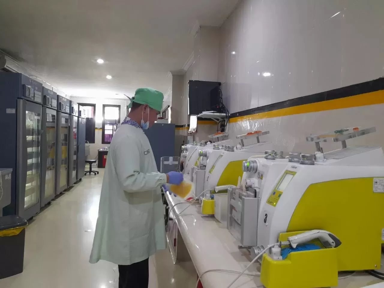 ANTISIPASI: Peralatan untuk fasilitas usai donor darah di UTD PMI Sidoarjo. (M SAIFUL ROHMAN/RADAR SIDOARJO)