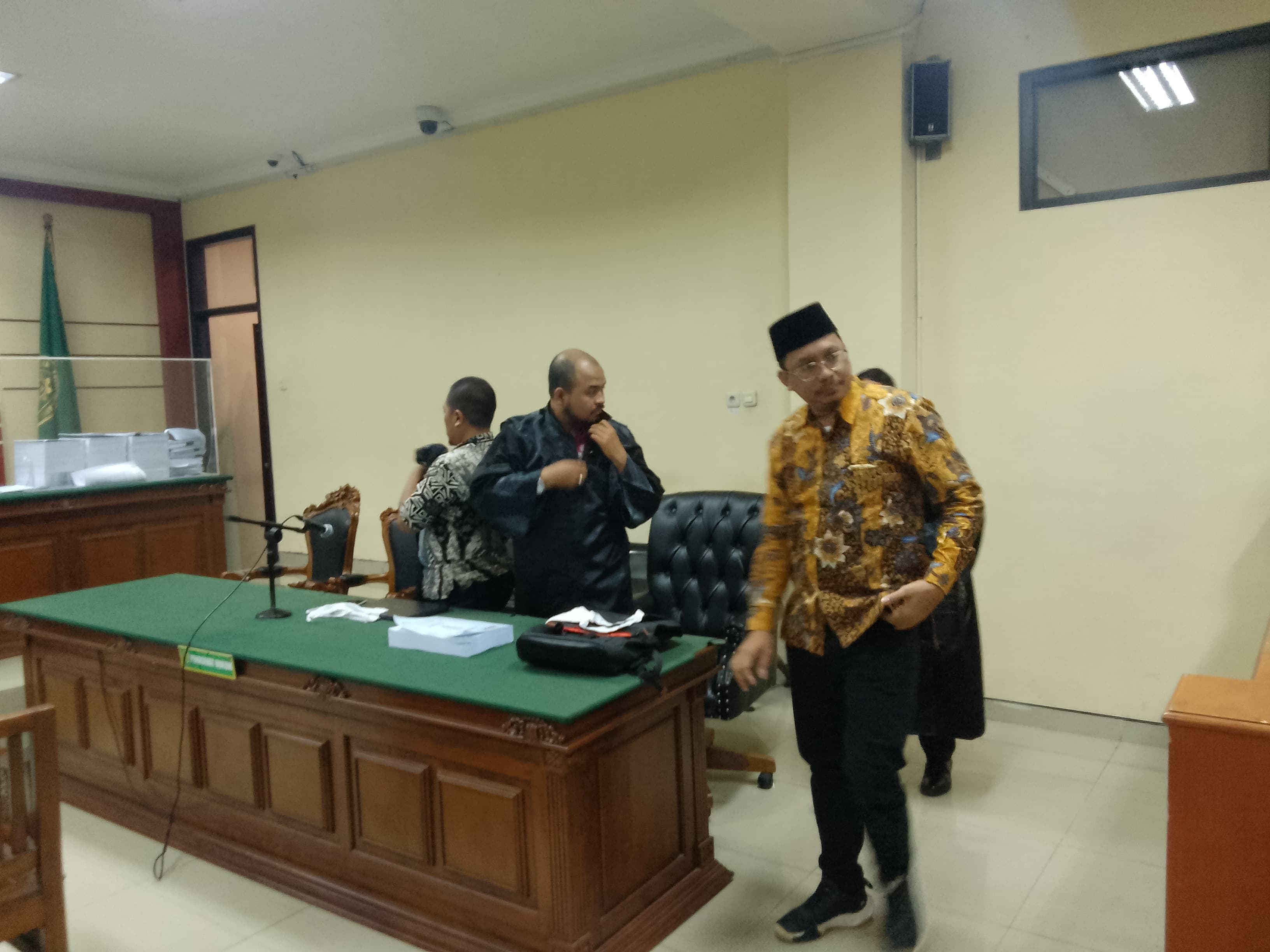 TUNTUTAN : Gus Muhdlor usai menjalani sidang di Tipikor Surabaya, Senin (9/12). (DIKY PUTRA SANSIRI/RADAR SIDOARJO)