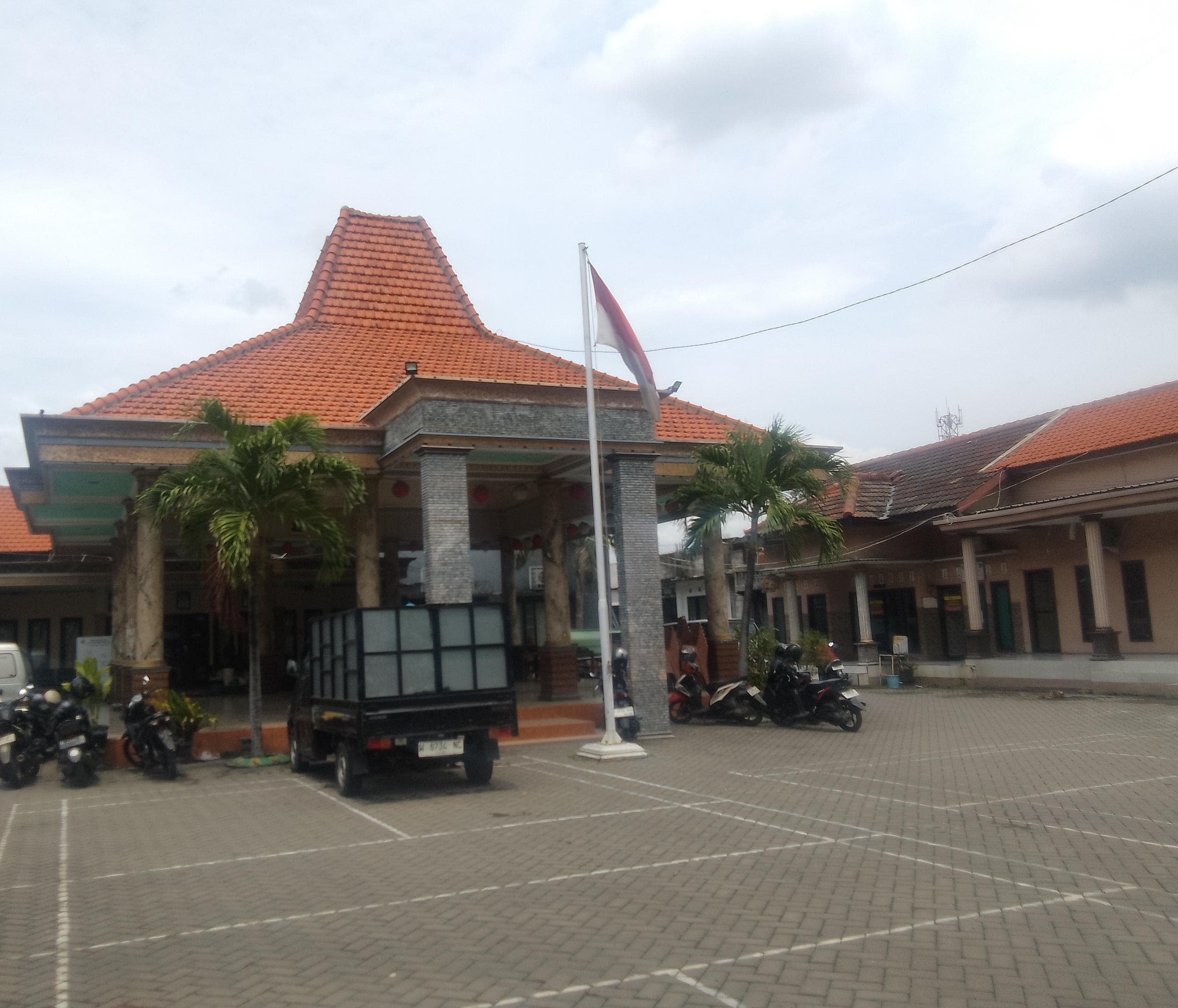 SEPI: Kondisi Balai Desa Gilang pasca mencuat kasus program PTSL. (DIKY PUTRA SANSIRI/RADAR SIDOARJO)