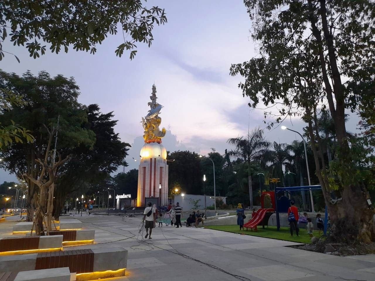 TAMBAH NYAMAN: Alun-alun Sidoarjo sisi timur yang sudah direvitalisasi. (M SAIFUL ROHMAN/RADAR SIDOARJO)
