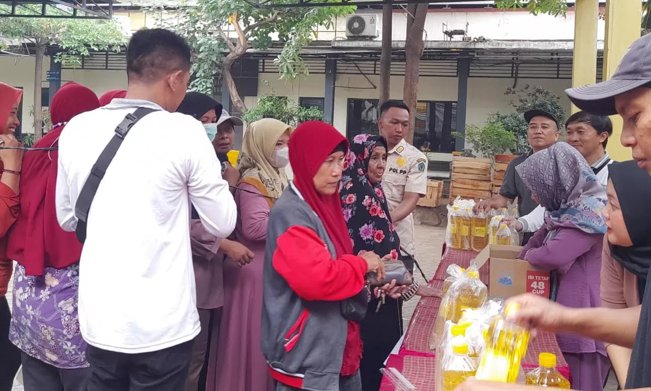 ANTISIPASI: Operasi pasar di kantor Kecamatan Waru tahun lalu. (M SAIFUL ROHMAN/RADAR SIDOARJO)